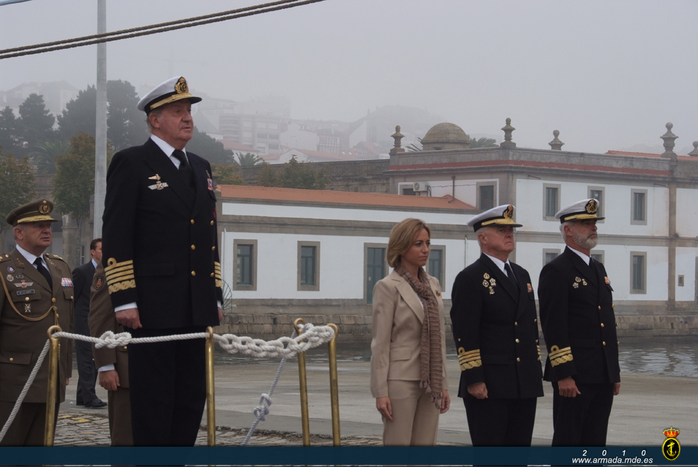 S.M. el Rey, junto a la ministra de Defensa, el Almirante Jefe de Estado Mayor de la Armada y el Almirante Jefe del Arsenal de Ferrol 